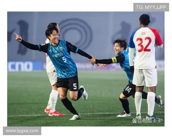 年轻前锋爆发助球队逆转夺冠引发球迷全场沸腾赞誉声持续回荡不止