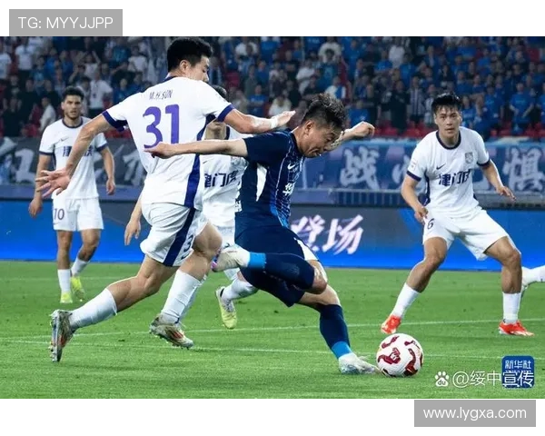 中国足球超级联赛迎来新赛季争夺战 多支球队力求突破自我 中国足球超级联赛迎来新赛季争夺战 多支球队力求突破自我