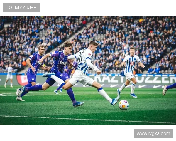 西班牙足球甲级联赛：豪门争夺激烈 球队实力逐步提升