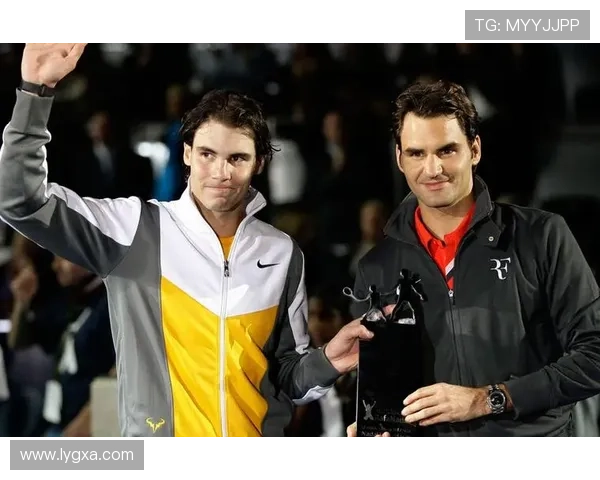 费德勒宣布退役后首度公开亮相 与纳达尔合练展现深厚友情